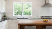 Adiós a los azulejos: la nueva tendencia en revestimiento para la cocina en 2025