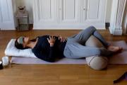 ¿Qué es el yoga restaurativo y por qué una experta recomienda practicarlo cuando hay estrés?