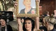 Katy Perry llegó a Argentina y se mostró con un cuadro de Evita