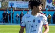 Tiene 22 años, es coreano, jugó en el ascenso y se vuelve a Corea por el servicio militar obligatorio