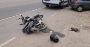 Fuerte choque en Arana: una motociclista fue embestida por un auto y terminó en el hospital