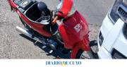 Choque entre una camioneta y una moto en Santa Lucía: una mujer sufrió fractura en su pierna