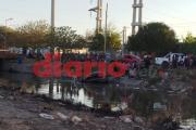 Auto cayó a un canal en el barrio Juan Felipe Ibarra y el dueño se negó a identificarse