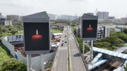 Una vela encendida en las pantallas del mundo