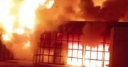 Un voraz incendio acabó con un taller en Caucete: cuatro vehículos y dos cuatriciclos terminaron consumidos