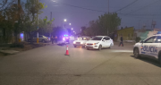 Una motociclista impactó contra un auto y terminó en el hospital