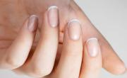Chau francesitas: así son las uñas Glow French que son furor para esta primavera 2025