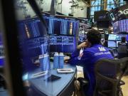 El dólar vuelve a subir, pero rebotan bonos y acciones tras el lunes negro