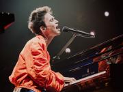 En su show del Gran Rex, Jacob Collier demostró por qué lo elogia Mick Jagger y le rindió un homenaje a Astor Piazzolla