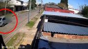 Conductor atropelló a un ciclista, bajó del auto y corrió el cuerpo para escapar