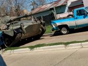 Insólito: un tanque de guerra chocó a una camioneta en plena ciudad de Concordia