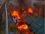 Impresionante vuelco e incendio de un camión en Corrientes: murió el chofer al quedar atrapado en la cabina