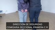 Quiso robar un jean y lo detuvieron los empleados