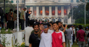 Arde Nepal: estallido popular, quema de edificios públicos, muertos, y altos funcionarios perseguidos en las calles