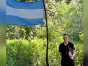 Tiene 20 años, fue diagnosticado con síndrome de Asperger y fundó un país con una bandera similar a la de Argentina: Quiero ser como Abraham Lincoln