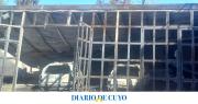 Incendio destruyó un total de 7 vehículos en un taller de Caucete