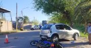 Rawson: un auto intentó girar en “U” y chocó a un motociclista