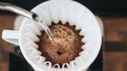 Lo que nunca deberías hacer al preparar café en cafetera italiana, según un especialista