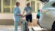 Las 10 claves para viajar seguro con una persona con Alzheimer: descubre lo importante que es la hora del día para un traslado