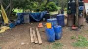 Decomisan 8.000 litros de diésel en taller clandestino y arrestan a dos personas