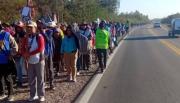 Avanzan con fe: cientos de peregrinos de Orán ya recorren el norte rumbo al Milagro