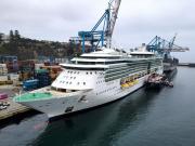 Un pasajero se arrojó al agua desde un lujoso crucero en el Caribe y lo que encontraron en su mochila sorprendió a las autoridades