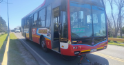 Un ciclista resultó herido en Gonnet tras ser atropellado por un micro 273