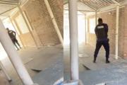 “Dejá el arma en el piso un minuto así podemos hablar”: la policía a la nena atrincherada
