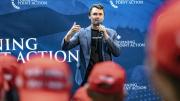 Murió Charlie Kirk, aliado de extrema derecha de Trump, tras ser baleado en un acto en Utah