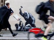 Crítica y controversia por un mural de Bansky que podría revelar su identidad