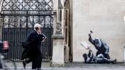Borraron el mural que Banksy pintó en la fachada del Tribunal Superior de Londres