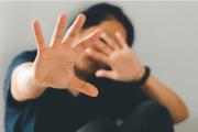 Un hombre atacó a su expareja y su hijo lo apuñaló para defenderla