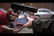 Un delincuente robó un celular, se atrincheró en una casa y baleó a un policía