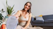 Ni pilates ni crossfit: la asana de yoga que fortalece pecho, espalda y brazos en un simple movimiento