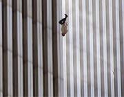 ¿Quién es El hombre que cae?: la desgarradora historia de la icónica foto que mostró el horror del 11-S