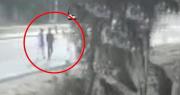 Sale a la luz video del momento en el que un vehículo arrolla a dos adolescentes, uno de ellos murió
