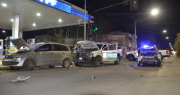 Un patrullero fue embestido por un auto en Ensenada y terminó chocando a otros dos vehículos estacionados