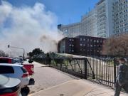 Fuego en la Armada Argentina: bomberos trabajan para controlar un incendio en el edificio Libertad
