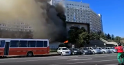 El edificio Libertad de la Armada en Retiro ardió en llamas y una ambulancia volcó llegando al lugar