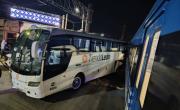 VIDEO. Tremendo accidente en el Roca: tren embistió a un micro de Tienda León