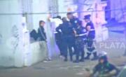 VIDEO. Agredió a una mujer en pleno centro de La Plata, lo vieron por las cámaras y lo detuvieron