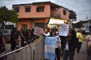 Jubilados y familiares de personas con discapacidad protestaron contra el Gobierno de Milei en Villa Luján