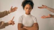 Qué significa cuando una persona se cruza de brazos en una conversación