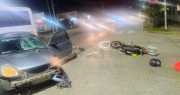 Fuerte accidente en City Bell: iba en moto a toda velocidad y chocó contra un auto en Camino General Belgrano