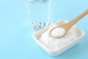 ¿Cuáles son los beneficios de beber agua con sal marina todas las mañanas?