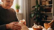 Adultos mayores: cómo combatir el dolor en las articulaciones con un poco de ajo