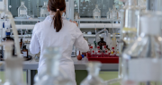 ANMAT inhibió un laboratorio por “deficiencias críticas” y ordenó el retiro del mercado de un medicamento