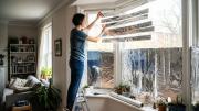 Colgar tiras de papel aluminio en las ventanas de casa: por qué recomiendan hacerlo