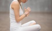 Chau dolor de muñecas: por qué duelen al hacer yoga y cómo evitarlo