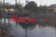 Video: Una camioneta cayó al canal San Martín y el hecho fue registrado por los vecinos